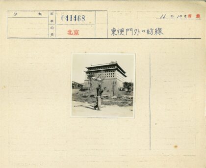 传统建筑前举梯子的人.jpg