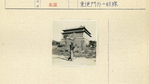 传统建筑前举梯子的人.jpg