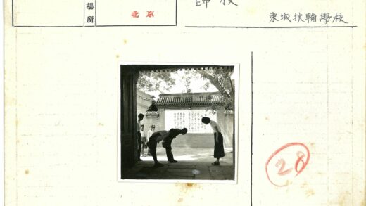传统建筑前互致鞠躬礼.jpg