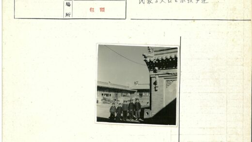 传统建筑前五个孩子的欢乐时光.jpg