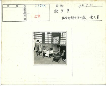 传统建筑前亲子欢乐时光.jpg