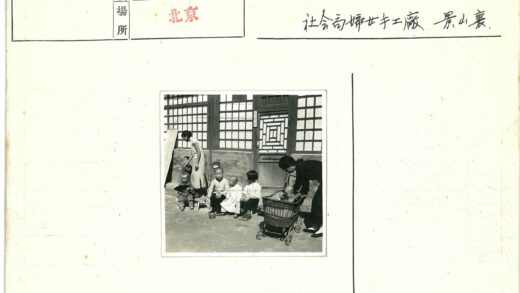 传统建筑前亲子欢乐时光.jpg