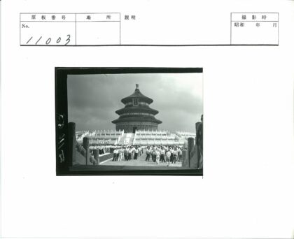 传统建筑前人群与乌云景观.jpg