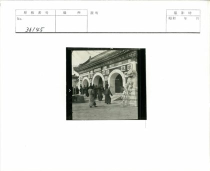 传统建筑前人群与石狮雕像.jpg