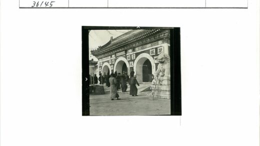 传统建筑前人群与石狮雕像.jpg