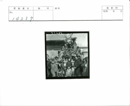 传统建筑前人群与石狮雕塑.jpg