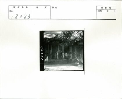 传统建筑前人群与船只.jpg