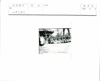 传统建筑前人群合影.jpg