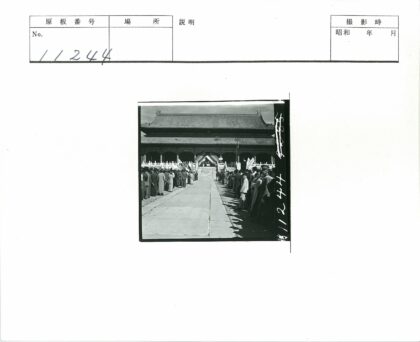 传统建筑前人群排队盛况.jpg