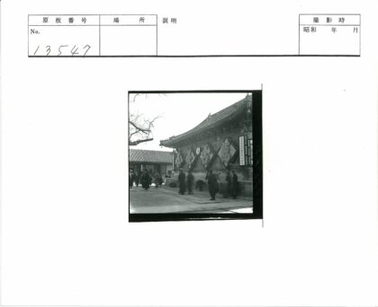 传统建筑前人群熙攘冬日街景.jpg