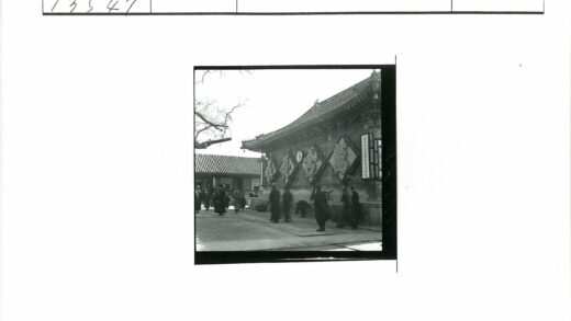 传统建筑前人群熙攘冬日街景.jpg