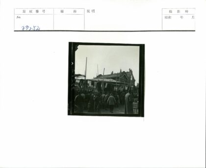 传统建筑前人群聚集.jpg