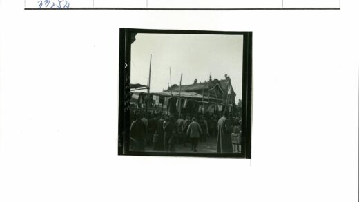 传统建筑前人群聚集.jpg
