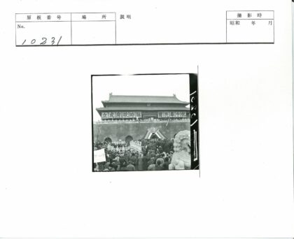 传统建筑前人群聚集与狮子雕像.jpg