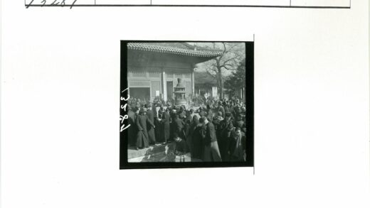 传统建筑前人群聚集与香炉.jpg