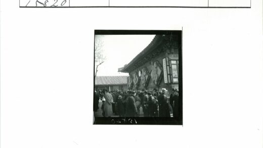 传统建筑前人群聚集冬日景.jpg