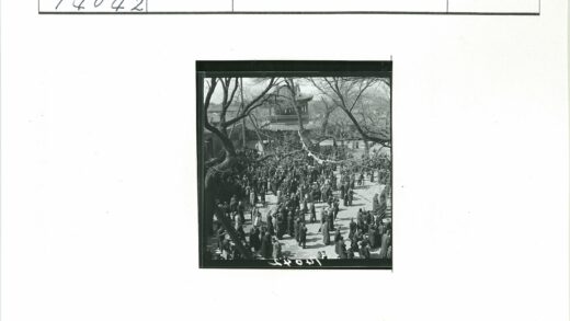 传统建筑前人群聚集冬日景.jpg