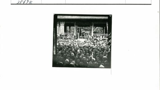 传统建筑前人群聚集活动.jpg