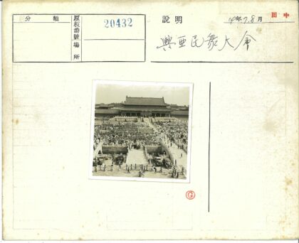 传统建筑前人群聚集石桥场景.jpg