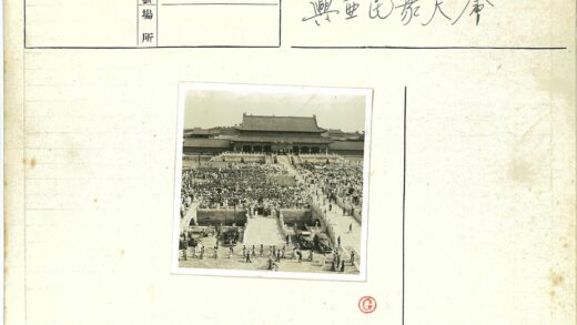 传统建筑前人群聚集石桥场景.jpg