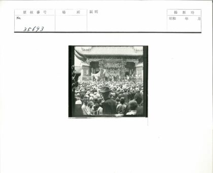 传统建筑前人群观看舞台表演.jpg