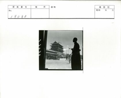 传统建筑前人车剪影.jpg