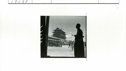 传统建筑前人车剪影.jpg