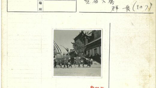 传统建筑前儿童举旗游行.jpg