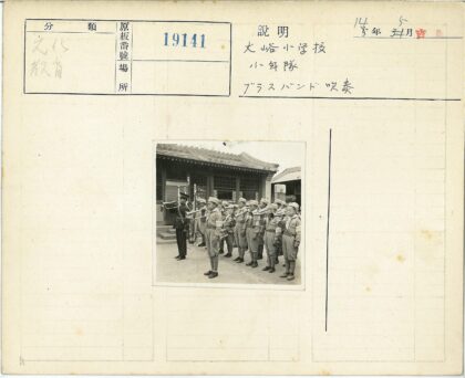 传统建筑前儿童小号演奏.jpg