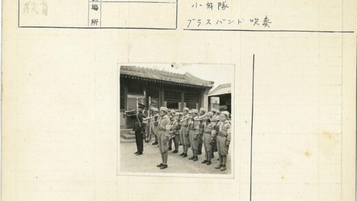 传统建筑前儿童小号演奏.jpg