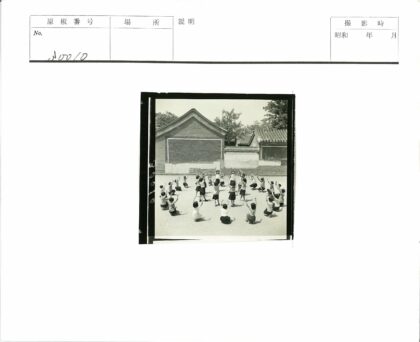 传统建筑前儿童户外活动.jpg