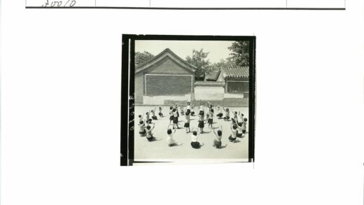 传统建筑前儿童户外活动.jpg