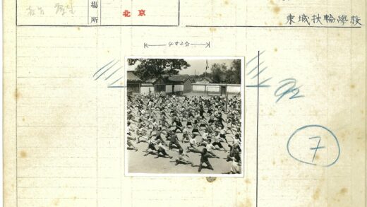 传统建筑前儿童武术练习.jpg