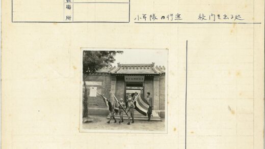 传统建筑前儿童游行.jpg