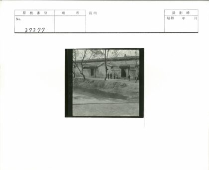 传统建筑前冬日合影.jpg