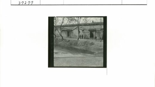 传统建筑前冬日合影.jpg