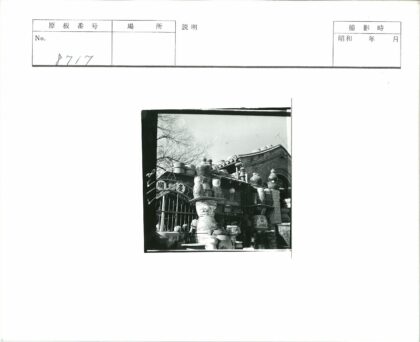 传统建筑前冬日瓶罐陈列.jpg