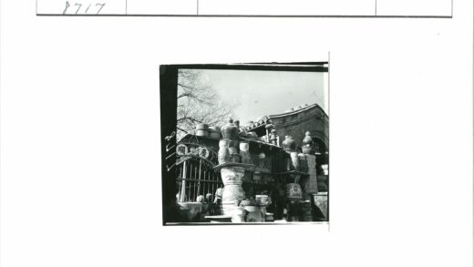 传统建筑前冬日瓶罐陈列.jpg
