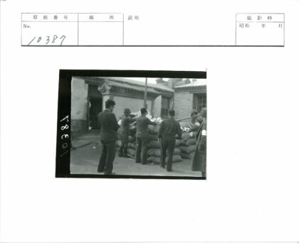 传统建筑前分发文件的人群.jpg