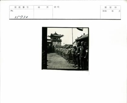 传统建筑前列队的士兵.jpg