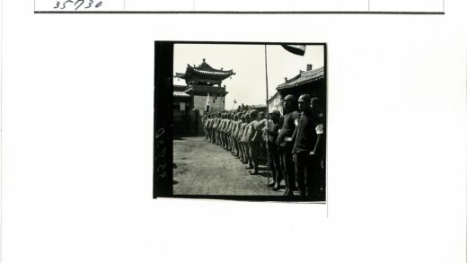 传统建筑前列队的士兵.jpg