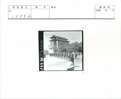 传统建筑前列队的士兵与观众.jpg