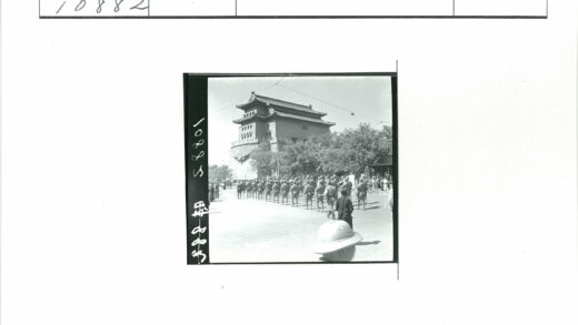 传统建筑前列队的士兵与观众.jpg