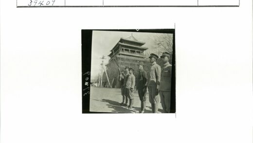 传统建筑前制服男子列队举旗.jpg