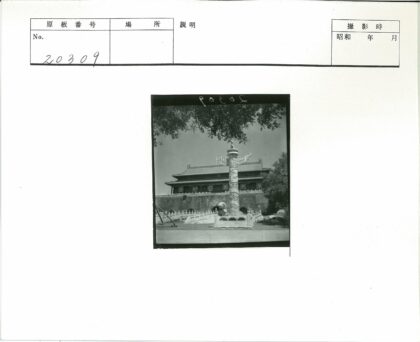 传统建筑前华丽石柱与石狮雕像.jpg