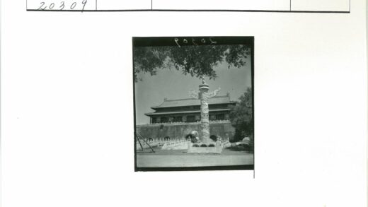 传统建筑前华丽石柱与石狮雕像.jpg