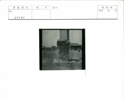 传统建筑前华丽石柱雕刻.jpg