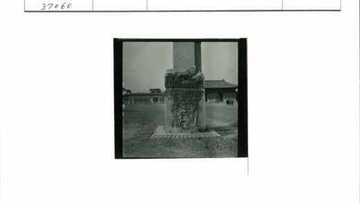 传统建筑前华丽石柱雕刻.jpg