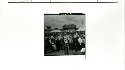 传统建筑前华丽表演盛况.jpg