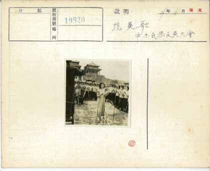 传统建筑前合唱表演.jpg